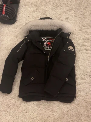 Moose knuckles jacka - Helt ny och moose knuckles jacka endast andvänd en gång i nån timme Max. Tvärfet jacka nästan som rikti. Detaljerna är där, Nfc Scan funkar och den väger lika mycket som en rikti. Storlek L sitter M