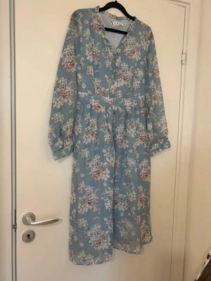 Blommig långklänning  - I väldigt fint skick. Står strl L, men skulle säga att den är mindre i storlek typ s/m. Har en dragkedja på sidan. Vet inte riktigt vad är för märke.
