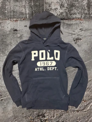 Polo Ralph Lauren hoodie - Tja, säljer nu en snygg hoodie ifrån Polo Ralph Lauren. Den är i storleken XL men sitter mer som en L. Hoodien är i ett riktigt bra skick. Om du har några frågor är det bara att skriva!