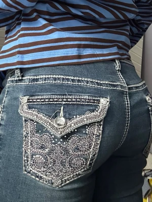 Snygga jeans med broderi  - Ett par skit snygga jeans med pärlor och broderade bakfickor 🤩Jeansen är blå och sitter jätte bra på mig som brukar ha M💕
