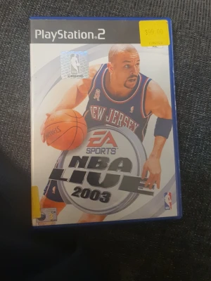 NBA Live 2003 till PlayStation 2 - NBA Live 2003 är ett basketspel till PlayStation 2 från EA Sports. 