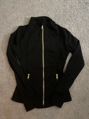 Define Lululemon Jacket - Aldrig Använd ✔️, Storlek S ✔️, Perfekt för träning 🏋️, Skickas inom 1 dag 🚀, kontakta gärna för mer info ☺️