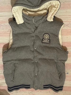 90s ish 2000s hiphop vibe - Vändbar väst med huva från Franklin & Marshall. Ena sidan är grå med broderad logga, den andra är cremevit med tryck och textdetaljer. Bredd,52cm. Läng,59cm pris kan diskuteras 