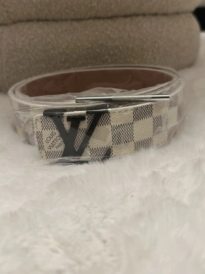 L.V bälte  - Skickar imon 24 timmar kommer med en hålslagare 110cm