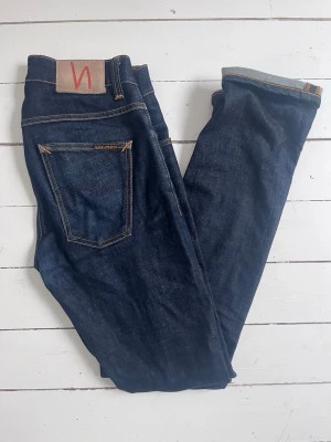 Nudie Jeans - Säljer dessa riktigt snygga Nudies. Modell Dude Dan, storlek W29 L32. Det är gjorda av dry denim, vilket gör att de blir snyggare ju mer du använder dem. Hör av dig vid frågor eller funderingar 🙂