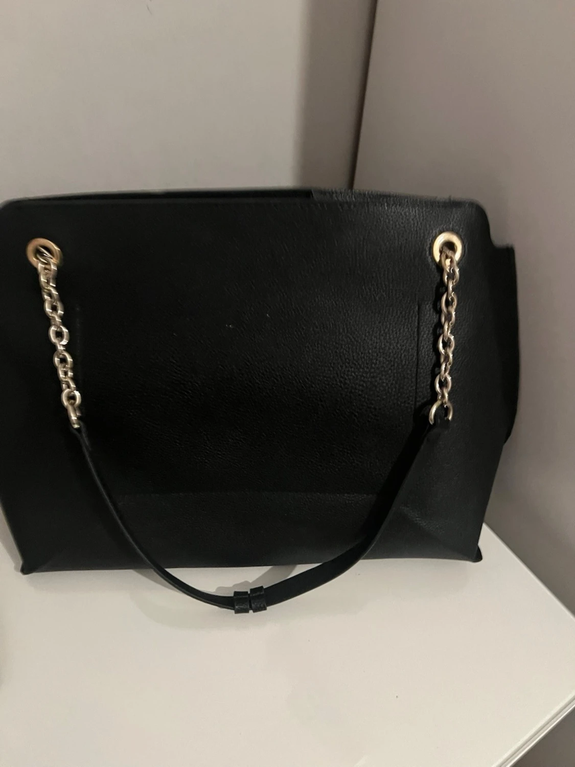 Svart handväska med kedjedetaljer