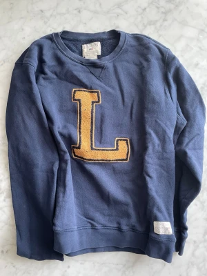 Collegetröja  - Marinblå collegetröja från Lexington. Fint skick. 