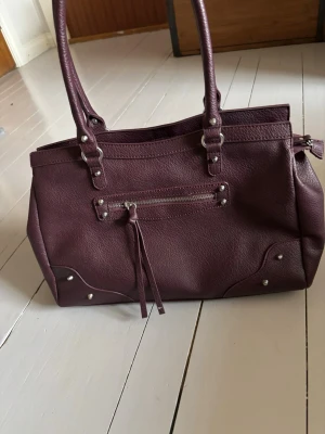 Vinröd väska - Använd en gång! Trendig väska❤️