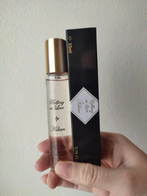 Kilian Rolling In Love - Kilian Rolling In Love Perfume. 33ml bottle. New! Great all year around fragrance. But especially for winter/fall/spring. Comes in 2 different models. I will send you 1 of them. Or you can choose. 1 av flaskorna är felmärkta med edt. Båda är EDP.