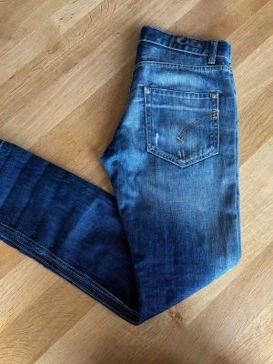 Dondup jeans med slitningar - Slim/skinny fit! | storlek 32 | fint skick! | hör av dig vid funderingar! | fraktar inom kort  J16