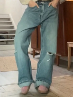 Jeans med slitningar - Assnygga vida jeans med slitningar strl 38, aldrig använda då de var för stora skriv för fler bilder