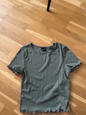 Olivgrön ribbad topp från Gina Tricot - Trendig olivgrön ribbad topp från Gina Tricot 