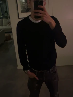 Svart grish sweatshirt  - Säljer en fin och stilren svart sweatshirt, väldigt bekväm och vacker. Säljs på grund av att den är lite för liten. Nypris ca 600kr 