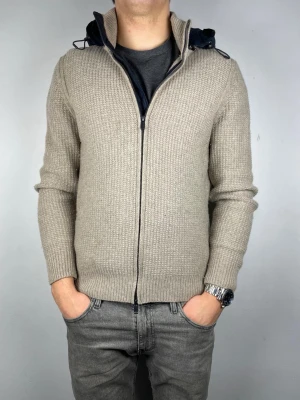 Massimo Dutti cardigan  - Size L| Skick 8/10 | Modellen är 189, 84 kg | Hör av dig vid frågor!