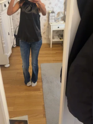 Blå bootcut jeans med tvättade detaljer - Säljer ett par blå bootcut jeans med snygga tvättade detaljer och lätt utsvängda ben. Jeansen har klassisk femficksdesign och normal midja. Perfekta för dig som gillar en avslappnad men ändå trendig look.