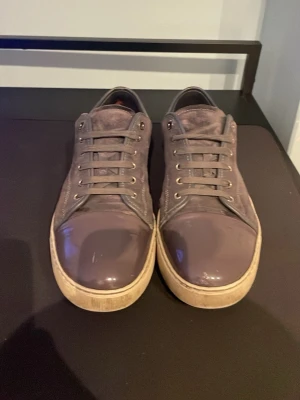 Gråa lanvin - Gråa lanvin med vit sula och grå mocka färg.