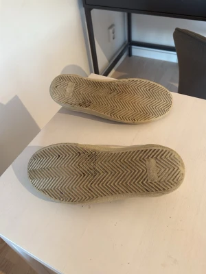  Saint Laurent sneakers - Vita sneakers från Saint Laurent med klassisk låg profil och snörning. Skorna har tydlig logotyp på sidan och är tillverkade i läder med gummisula. Perfekta för en stilren och trendig look. De har släppt lite i sidan vilket leder till de låga priset. Riktigt sköna, lite stora i storleken