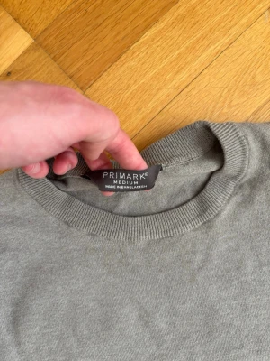 Beige tröja från Primark - Säljer en stilren beige tröja från Primark i storlek medium. Tröjan har rund halsringning, långa ärmar och ribbade muddar vid ärmslut och nederkant. Perfekt att matcha med jeans eller chinos för en clean look.