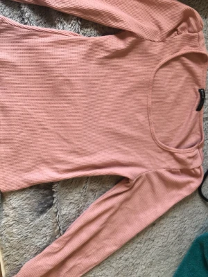 Rosa ribbad tröja - Mysigt i ljusrosa tröja i ribbad material från shein. Tröjan består av en långärmad topp med rund halsringning. Skriv för o se den på, pris kan diskuteras❤️