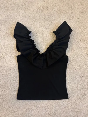 Volang topp - Super fin volang tröja. Man kan även ha den off shoulder om man vill. Perfekt till våren och sommaren. Lapparna i tröjan är bortklippta men jag uppskattar att den är i storlek xs/s