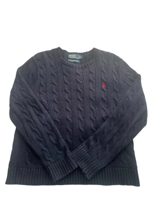 Ralph Lauren cable Knit  - Hej! Nu säljer vi en väldigt fin Cable Knit tröja från Ralph Lauren som är i väldigt bra skick! Det är en storlek M och sitter väldigt skönt!⭐️. Den passar både kille och tjej. Priset är ej hugget i sten! Det är bara att höra av sig vid eventuella frågor!