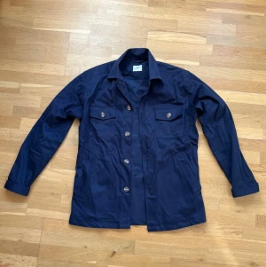 John Henric  - Säljer en marinblå overshirt från John Henric i strl M. Knappt använd