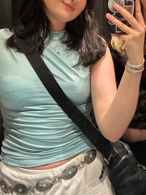 Turkos ärmlös topp - Snygg turkos topp i mjukt material med ärmlös design och rund hals. Perfekt till sommarens outfits och enkel att matcha med accessoarer. Tidlös och fräsch färg som passar till mycket.