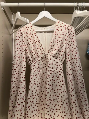 Adoore klänning  - Adoore klänning med körsbärsmönster, jätte fin och använd en gång så som ny. Inga defekter. Storlek 32. Säljer för jag vill köpa en ny. Klänningar är ganska små i storlekarna. 