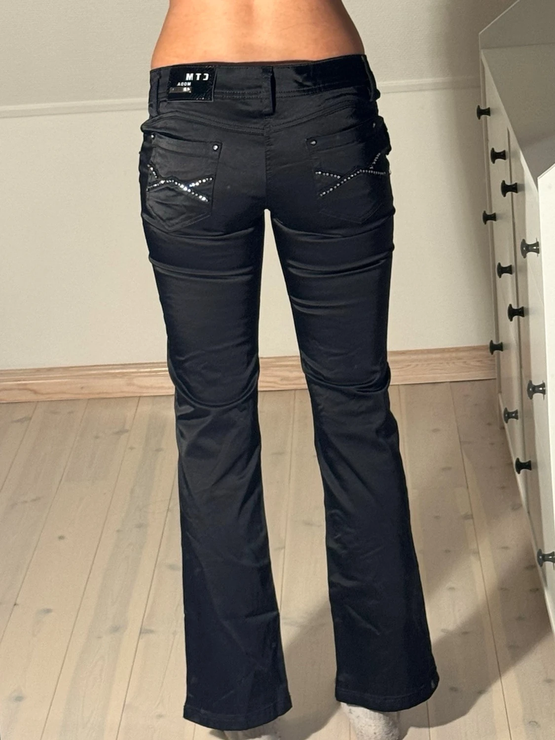 Lågmidjade utsvänga jeans i satin - 4