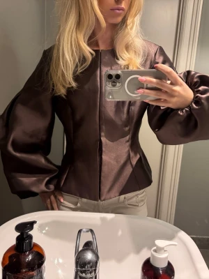 By malina blus  - By malina blus använd tre gånger. Nypris 2.400kr. Den är storlek 38 men jag på bilderna brukar ha 34 / xs och den passar ändå 