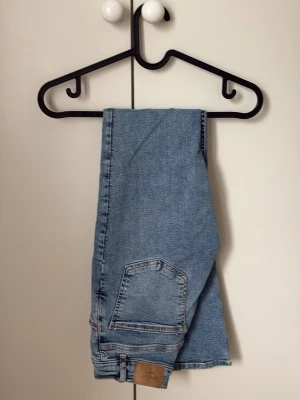 Blå flared/bootcut jeans från Gina tricot - Klassiska blå jeans från Gina tricot i bootcut/flared modell. De är midwaist. Jeansen har två bakfickor och är tillverkade i slitstark denim. De är använda men är i väldigt fint skick.