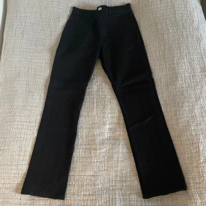 Svarta jeans Zara - Svarta jeans från Zara, endast testade och köpta nya i butik. Storlek 34/XS. Slutar lite nedanför ankeln på mig som är 164 cm 💕