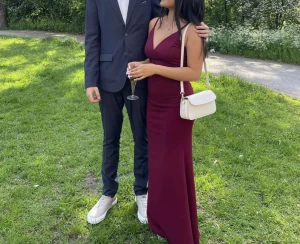 Röd balklänning  - En fin balklänning i storlek S. Den är köpt på Zalando. Jag är 160 och har 7cm klackar på bilden. 