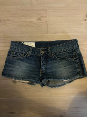 Dondup jeansshorts  - Säljer ett par lågmidjade dondup jeansshorts i storlek w28. Knappt använda. Hör av er vid frågor! 