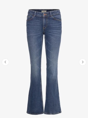 Blå bootcut jeans från Lindex - Ett par klassiska blå bootcut jeans från Lindon med fem fickor och låg midja. Jeansen har ett skönt stretchigt material! Köptes för ett år sedan ungefär för 499kr och är i gott skick. ❤️