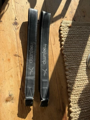 Svarta skärp från Freejump i skinn - Säljer två svarta bälten från Freejump i äkta skinn. Bältena har stilren design med diskret logga och klassiskt spänne i metall. Perfekta för dig som gillar en sportig och snygg look.