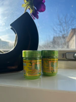 Hongthai näsinhalator ny - Två små burkar med grön thailändsk tigerbalsam. Dessa är näsinhalatorer, som innehåller olika örter och kamfer från Thailand.  Perfekt för att smörja in vid tex spänningar eller trötthet,migrän osv. Dom är inplastade. Kan säljas per styck också! 40kr styck 