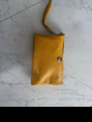 Gul plånbok i läder från Adax - Helt ny adax väska 