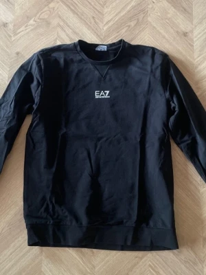Svart sweatshirt från EA7 Emporio Armani - Snygg svart sweatshirt från EA7 Emporio Armani I mycket gott skick Storlek M 