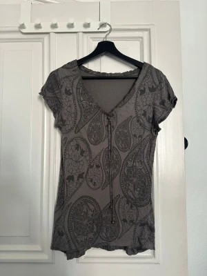 paisley y2k top - has a little flaw in the fabric on the front (see photo) but it is barely visible (not a hole)