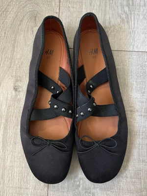 Ballerinaskor - Snygga svarta ballerinaskor från H&M med silvriga nitar. Använda en gång.