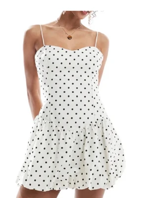 Vit prickig klänning från bershka - Supersöt vit klänning med svarta prickar och tunna axelband. Perfekt till sommaren eller skolavslutning!🩷 aldrig använd, Endast provad!!