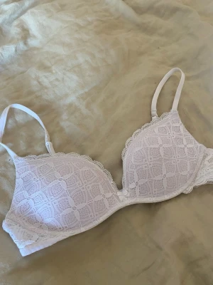 Intimissimi pushup bh  - Vit push up bh från Intimissimi i storlek 75C. Endast använd 2 gånger då modellen inte passade tyvärr