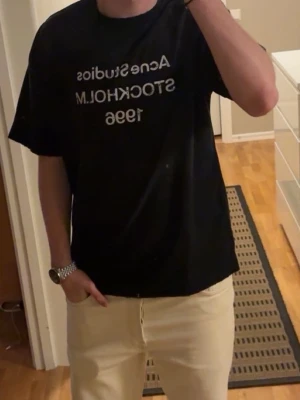 Acne t shirt - Säljer denna acne t shirt. Modellen är 187 på bilderna. Skriv vid fler frågor och funderingar!
