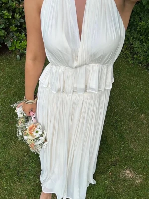 Gina Tricot Flowy Maxi Kjol 34 NY - Säljer den finaste populära kjolen från Gina Tricot, helt ny med prislapp! Färgen är crémevit!🌼 Nypris 599:- helt slutsåld