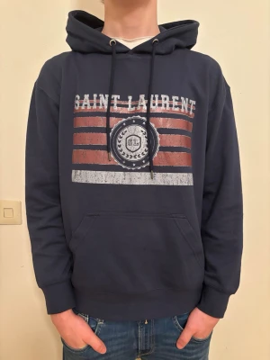  saint Laurent hoodie  - saint Laurent hoodie storlek M men passar på S. 10/10 i skick taggarna följs med men sitter inte på tröjan 