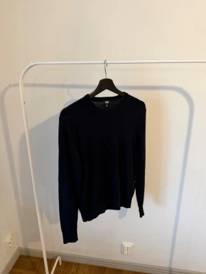 Mörkblå merinoull tröja från Uniqlo - En stilren mörkblå stickad tröja från Uniqlo med rund halsringning och långa ärmar. 100% merinoull och köpt för  500kr. Tröjan är XS och säljes för endast 249kr! Priset går självklart att diskutera vid snabb affär✅//mvh Hugo’s Wardrobe