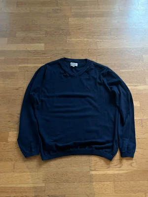 Mörkblå tröja från Made In The Shade - Klassisk mörkblå tröja från Made In The Shade Sportswear. Tröjan har rund halsringning, långa ärmar och ribbade muddar vid ärmslut och nederkant. Perfekt för en enkel och stilren look.