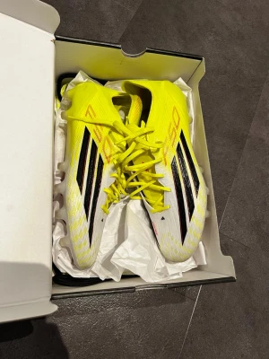 Adidas F50 Elite AG - Storlek 40, testade i 20min, box och skopåse medföljs 