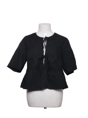 Svart blus med knytning fram - Trendig svart blus med två knyten fram, den är från Åhléns, skriv om fler bilder eller frågor 